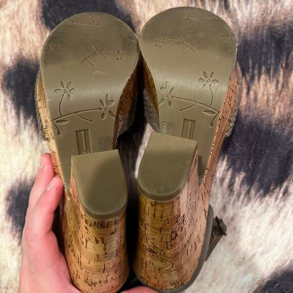 R2 Ankle Strap Heels Open Toe w/ Knot Top Size 10 Taupe - Picture 10 of 12